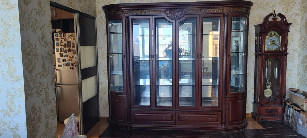 Классический витринный шкаф для гостиной