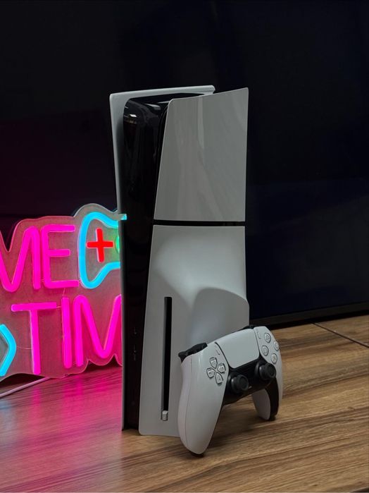 PlayStation 5 Slim с годовой подпиской PS Plus Deluxe 750+ игр