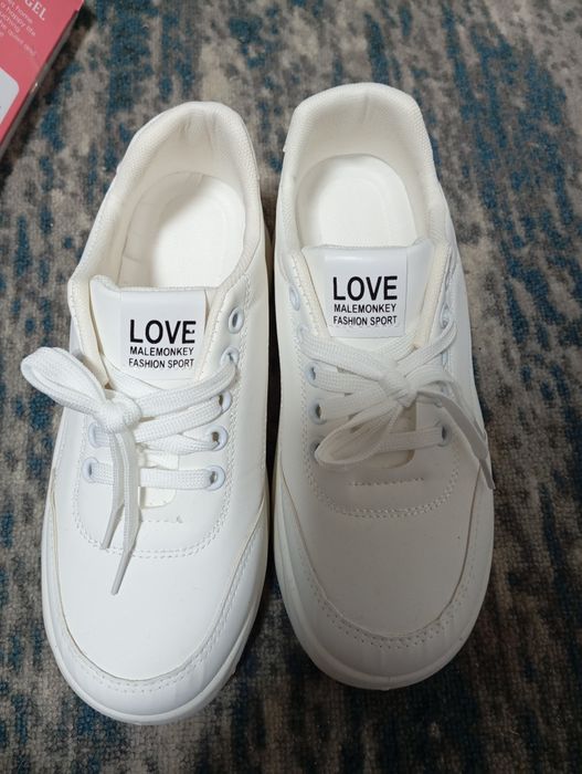 Продам кроссовки женские 39-38рр