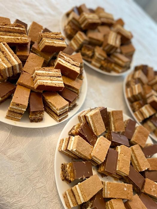 Prăjituri de casă, cozonac, lichiu – la comandă