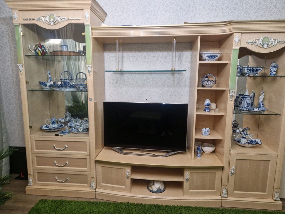 Стенка в гостиной со столиком