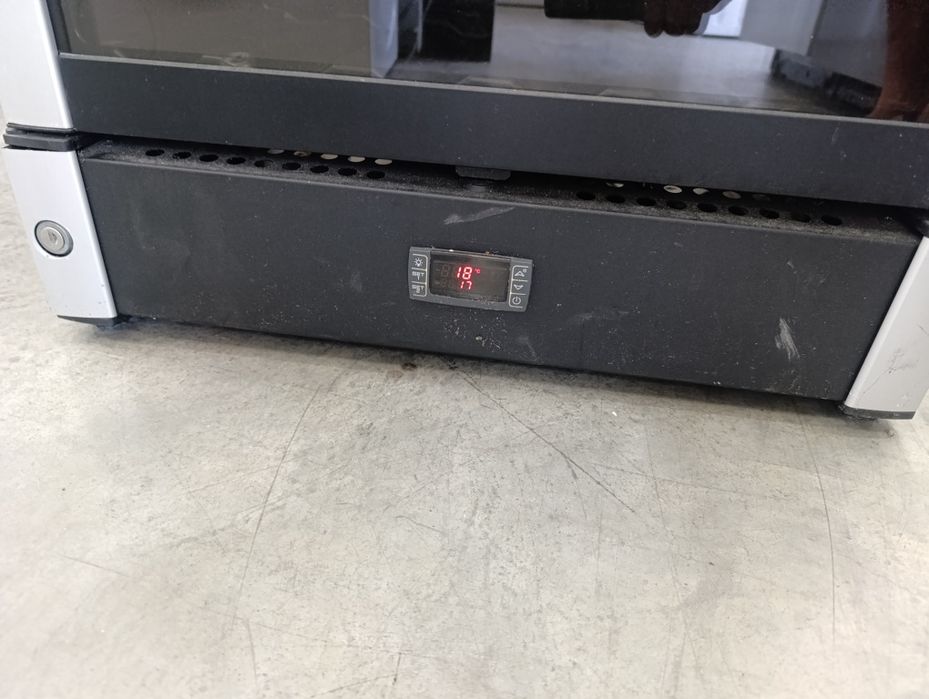 Хладилна витрина за вино Vestfrost