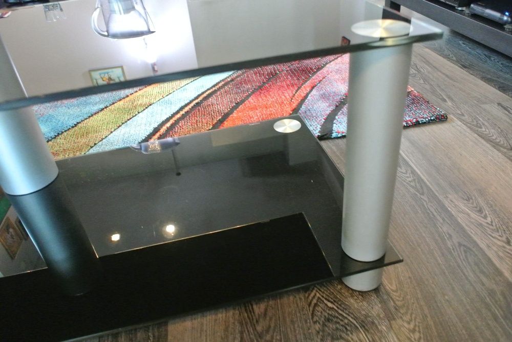 Фирмена стъклена маса за телевизор до 42 инча.