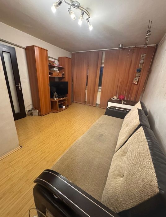 Vand apartament decomandat, parter, zona Bazar, ideal locuit sau inves