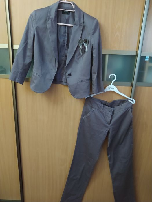 Продам костюмы, размер 42