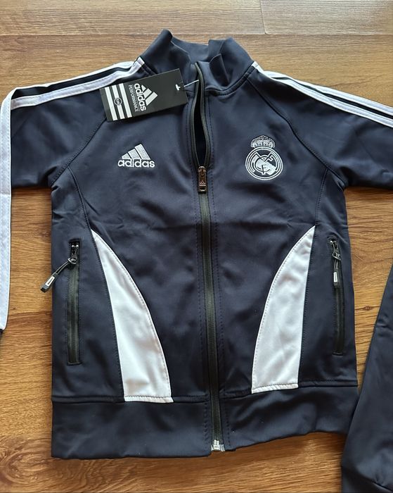 Детски,полиамиден екип Adidas в тъмно синьо с бродирано лого и ципове на джобовете
