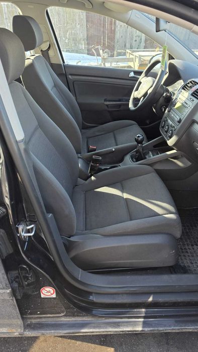 Volkswagen Golf V 1.6i 105 cp - usor avariat lovit spate