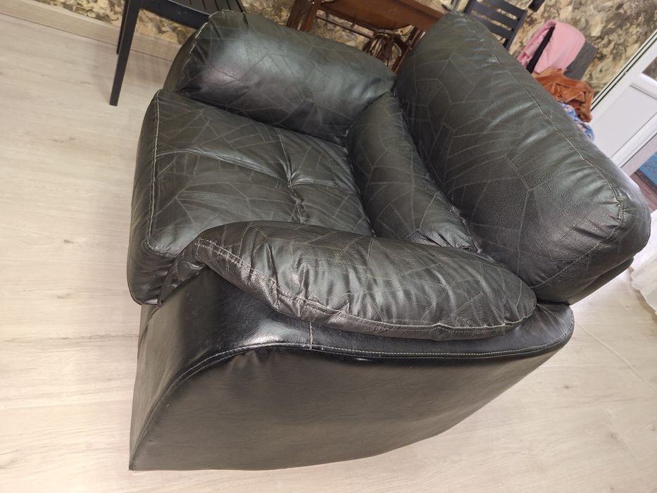 Срочно продам кожаный кресло почти новый