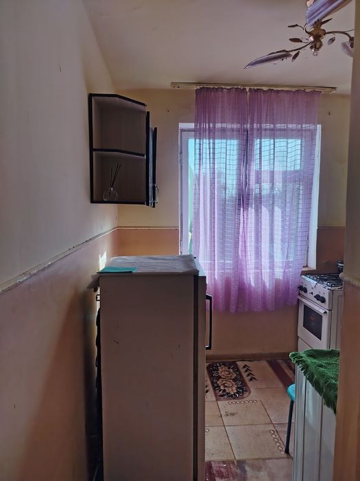 Срочно  Продаётся 1 ком квартира в чирчике 8 мкн 4 этаж