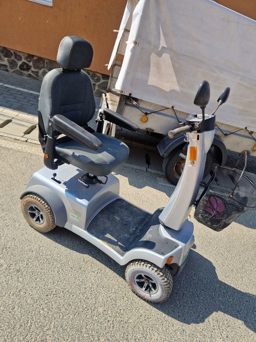 Carucior electric pentru persoane cu dizabilitati sau oameni in varsta
