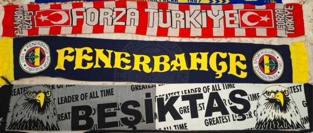 Шалове на футболни отбори