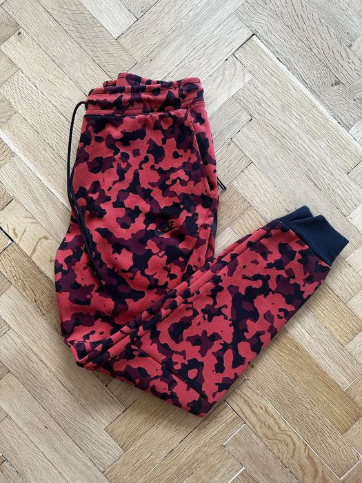 Nike Tech Fleece Top Red camo долнище Оригинално!
