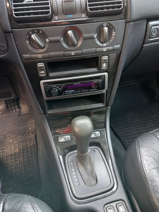 Masina de vanzare volvo v40
