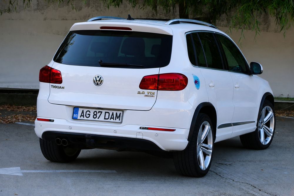 Volkswagen Tiguan / R-Line / Panoramic  / Lane Assist / Sign Assist