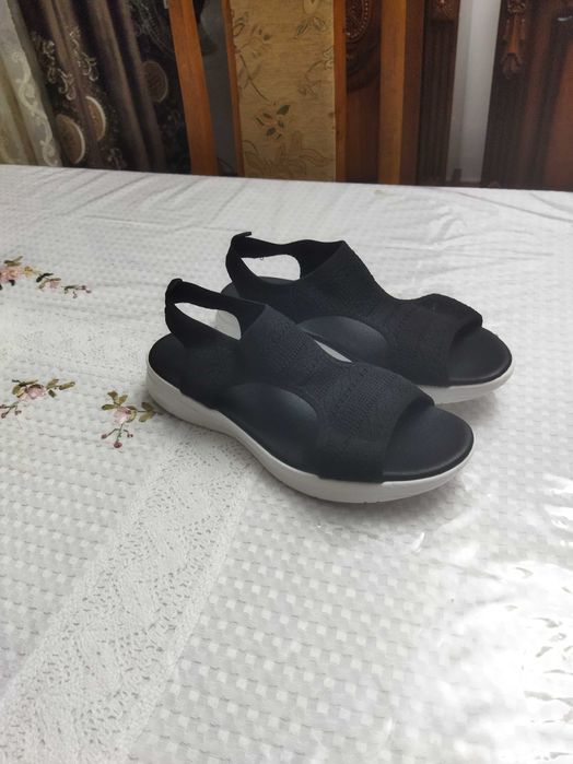 Продаются женские сандалии
