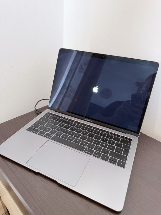 Macbook Air 2019 , i5, 256 gb , 8gb ram