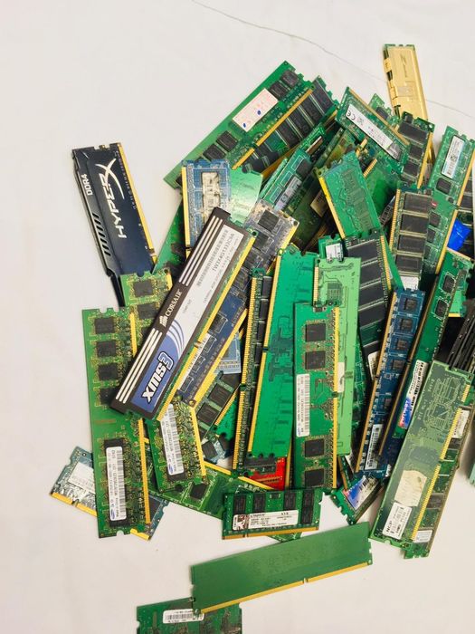 136 plăci RAM în stare excelentă, preț rezonabil și negociabil. Grăbeș
