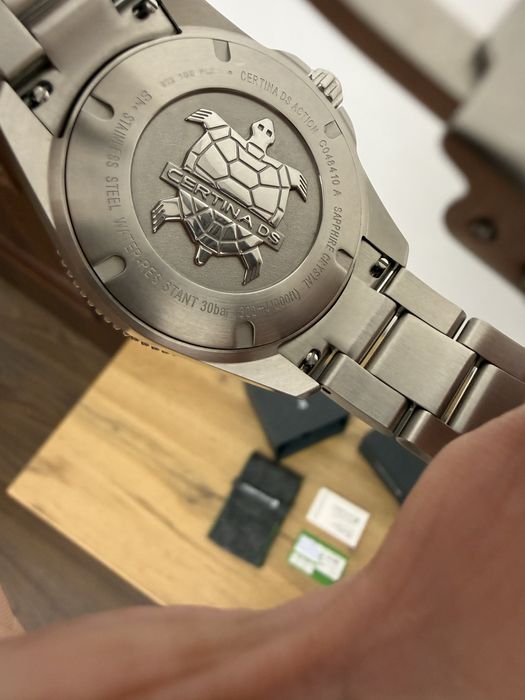 Продаются швейцарские часы Certina, модель 2025 года.