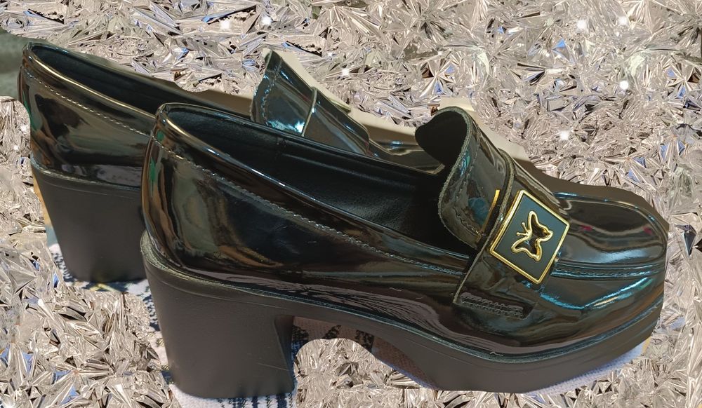 Продам новые женские туфли.