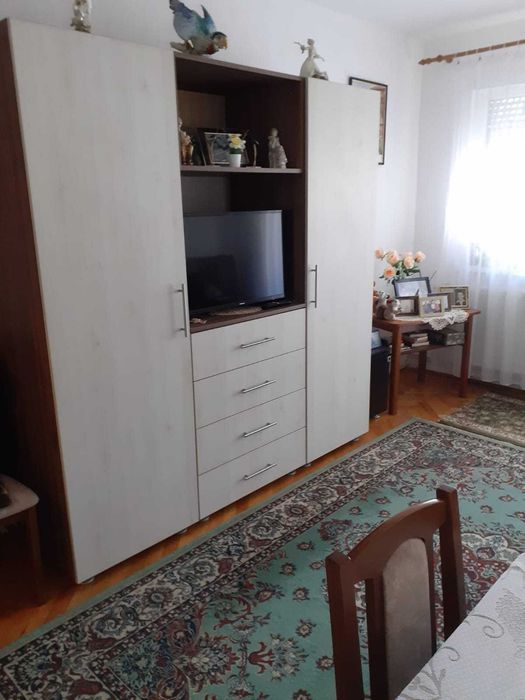 Apartament decomandat cu 2 camere, situat la etajul 2, într-o zonă liniștită