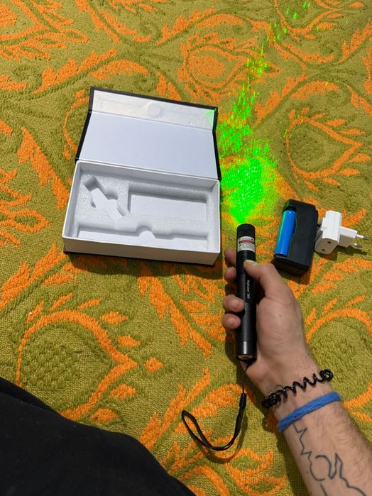 Vând laser 303 foarte puternic