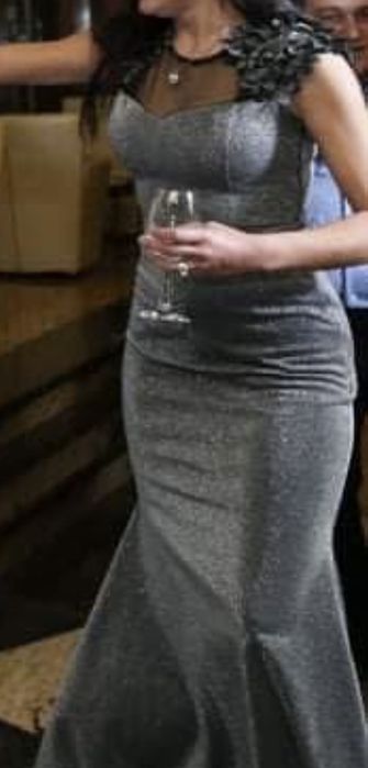 Продавам офециалана рокля размер S