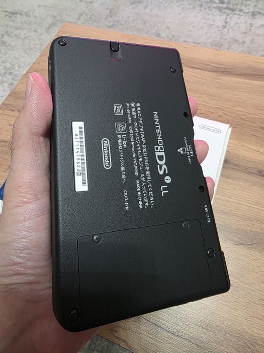 Продам новую Nintendo DSi LL Blue