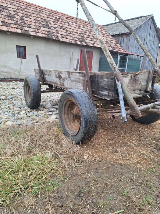 Vand 2 carute tractor sa pentru cai