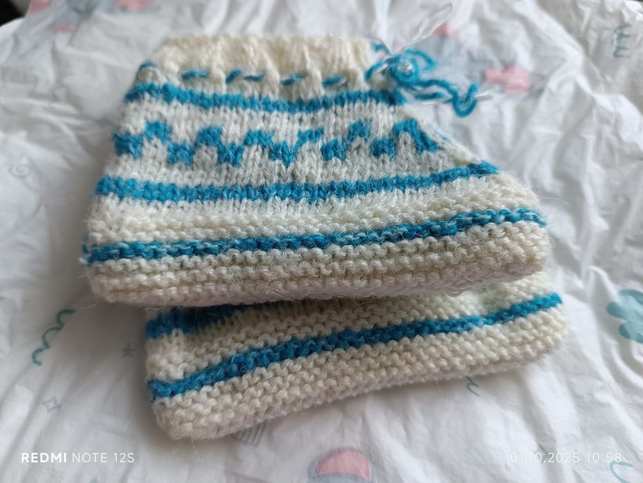 Botoșei tricotati manual pentru bebeluși