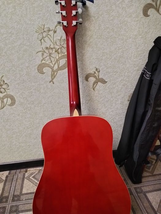 Гитара Homage красного цвета