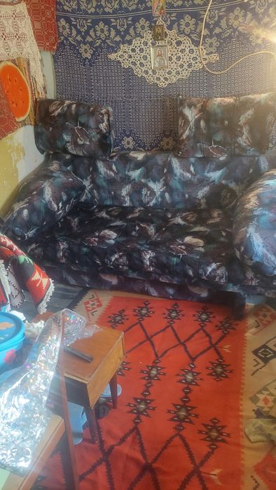 Canapea noua extensibilă 1 m 75 pret 1000ron negociabil