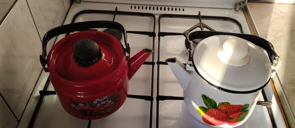 Чайники эмалированные -  2 х литровые.