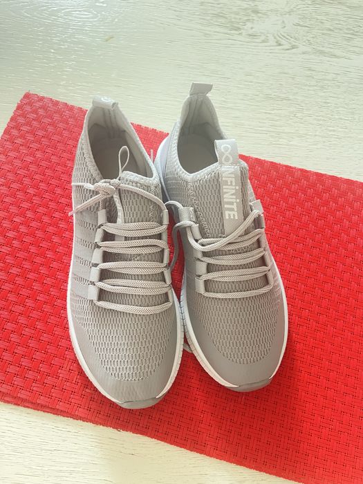 Кроссовки женские