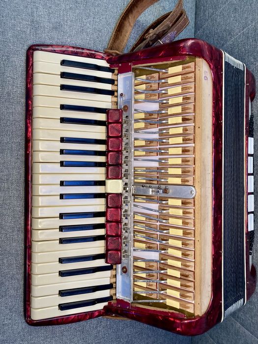 Vand Acordeon Stradella cu 120 de basi