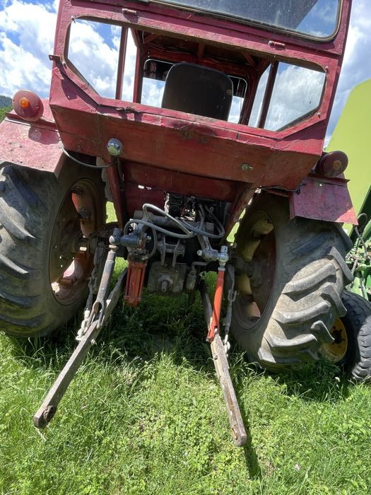 Vand tractor UTB 650 si presa de baloti mari