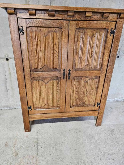 Масивен дъбов шкаф в стил Рустик