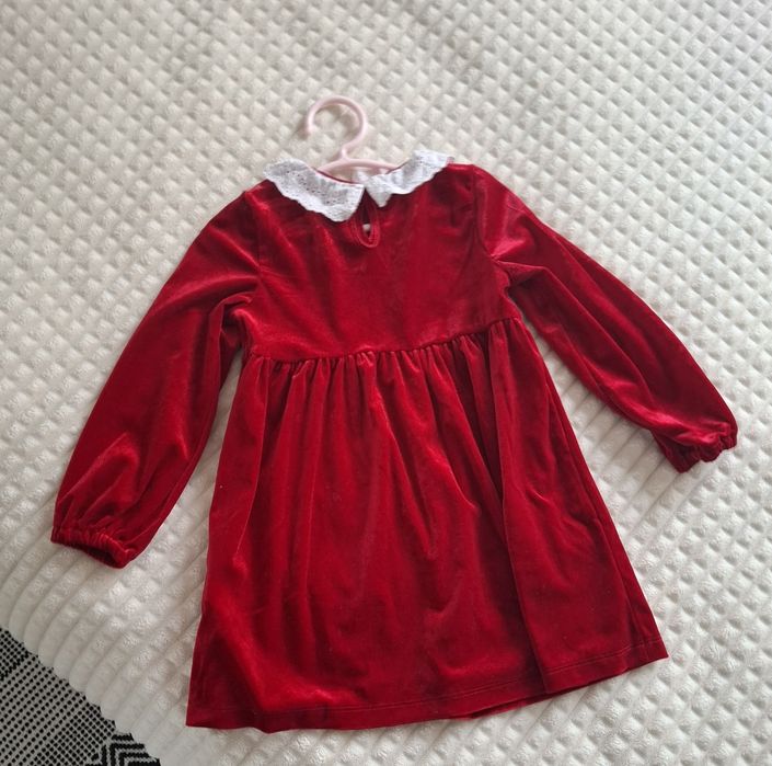 Червена рокля с яка