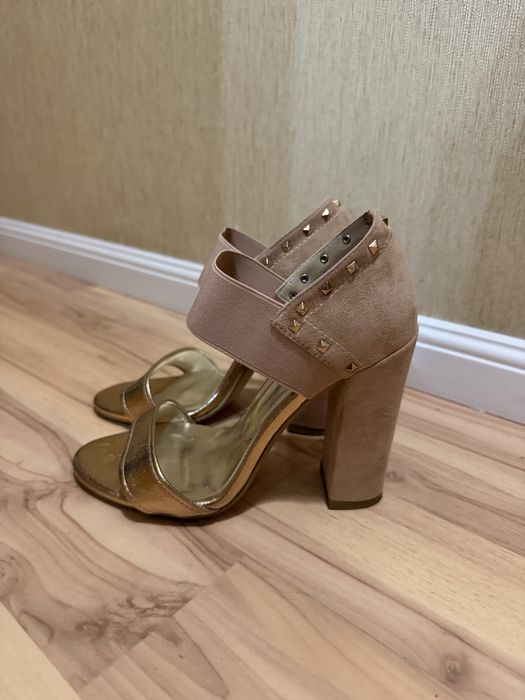 Босоножки женские