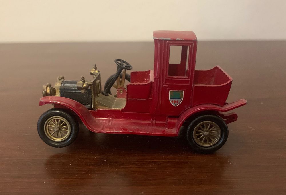 За колекционери - миниатюрни колички и керамични фигури