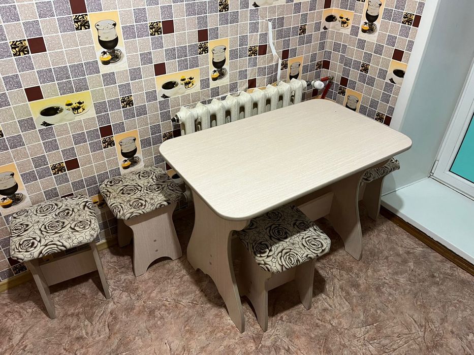 Продам стол с 4 стульями