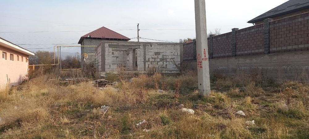 Участок с недостроенным домом