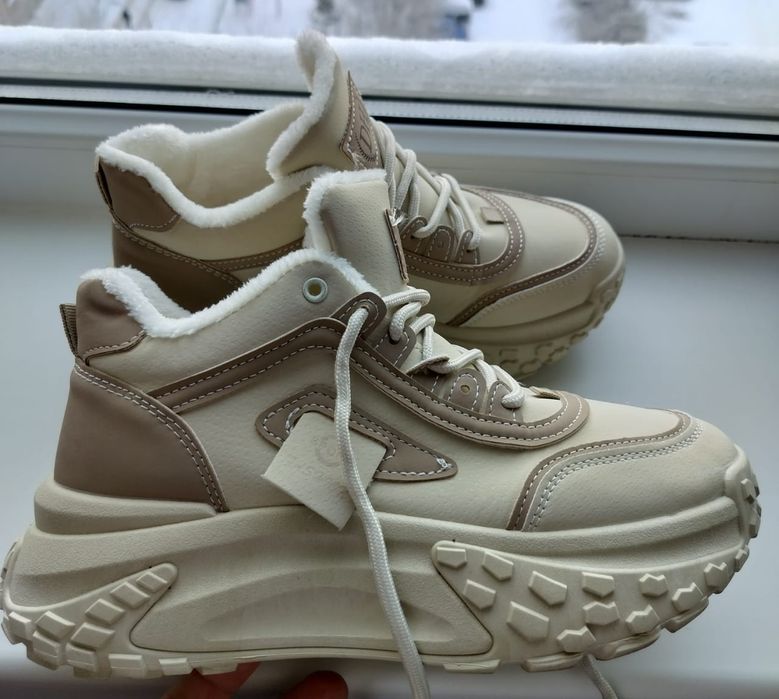 Продаю кроссовки  зимние