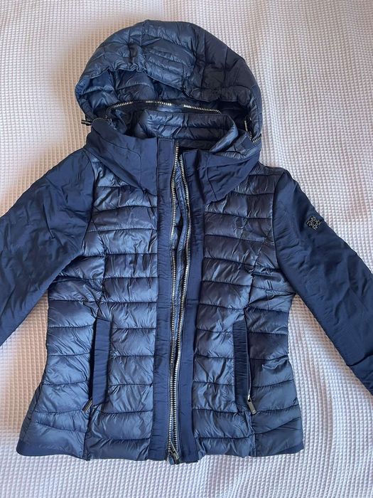 Дамско тъмносиньо яке, размер S, подходящо за пролет-есен.