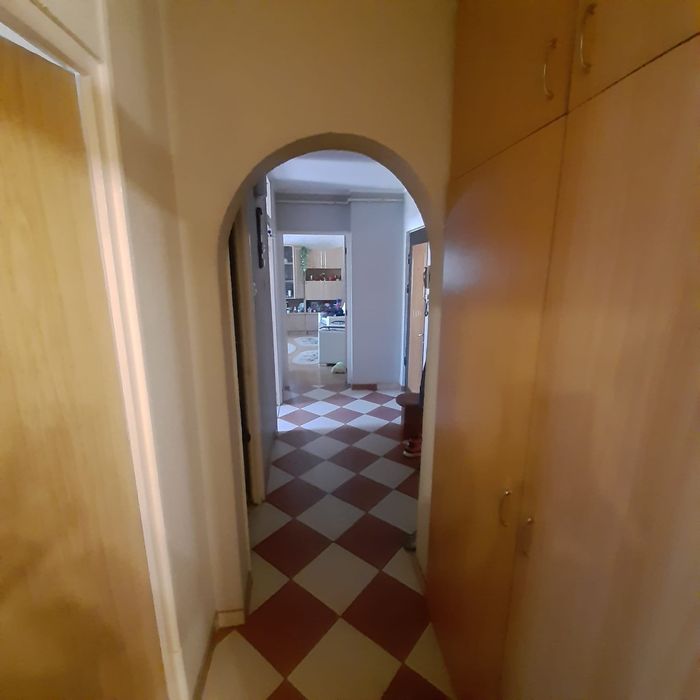Vând apartament cu 2 camere cu loc parcare pe strada Pridvorului