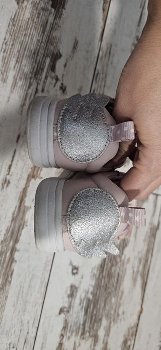 Обувки и сандали за момиче 25 номер