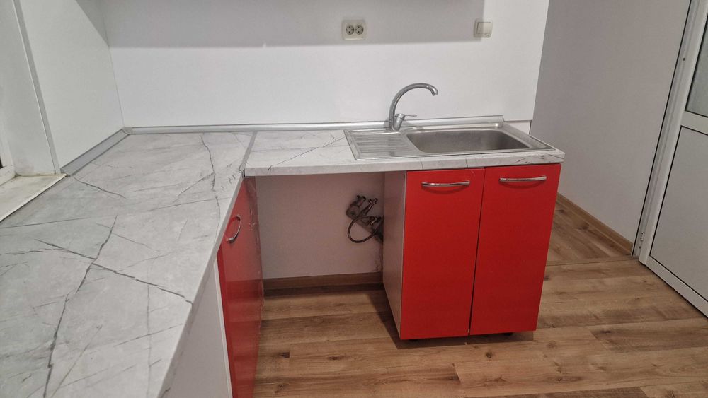 Червена кухня с шкафове