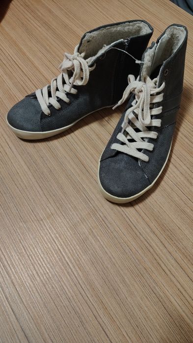 Ghete  noi BENETONîmblănite din piele întoarsă mărimea 36