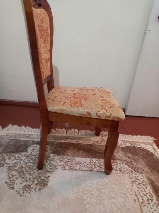 Стол и стулья продается