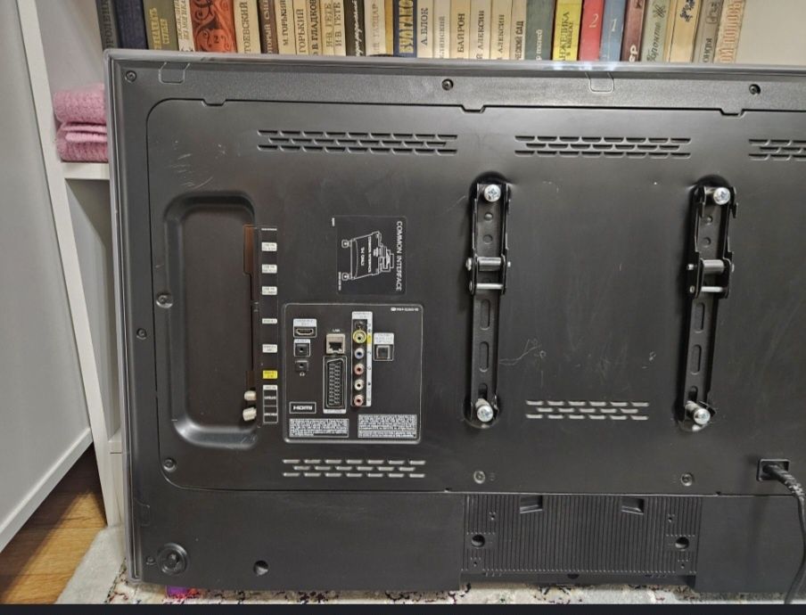 Телевизор Самсунг есть крепление на стену