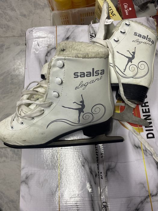 коньки белого цвета